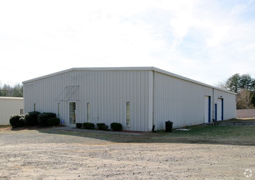 More Photos Of 2326 Cragmore Rd, Winston-Salem Warehouse For Lease