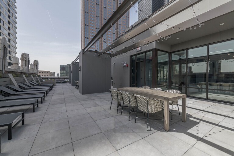 More Photos Of 330 S Wells St, Chicago Office For Lease
