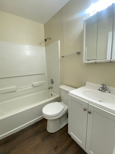 More Photos Of 1014 SW 33rd St, Topeka Specialty For Sale