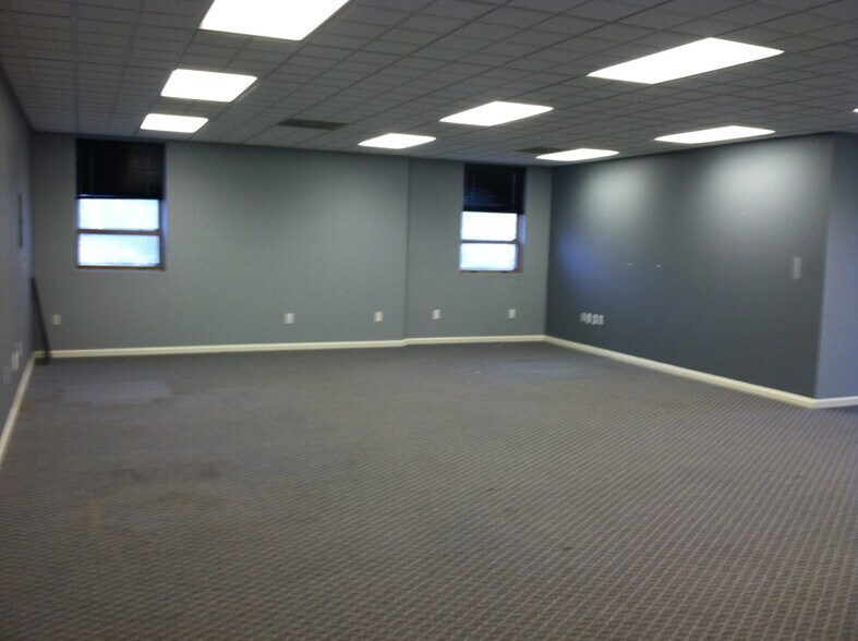 More Photos Of 1711 Ginesi Dr, Freehold Office For Lease