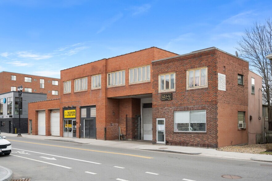 More Photos Of 77-79 Ferry St, Everett Showroom For Lease