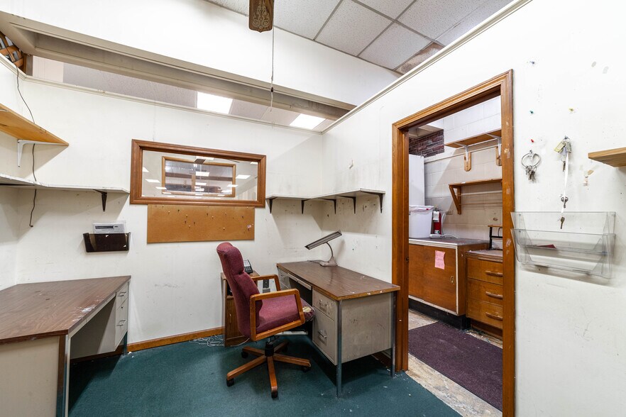 More Photos Of 500 W Reed St, Moberly Storefront For Lease