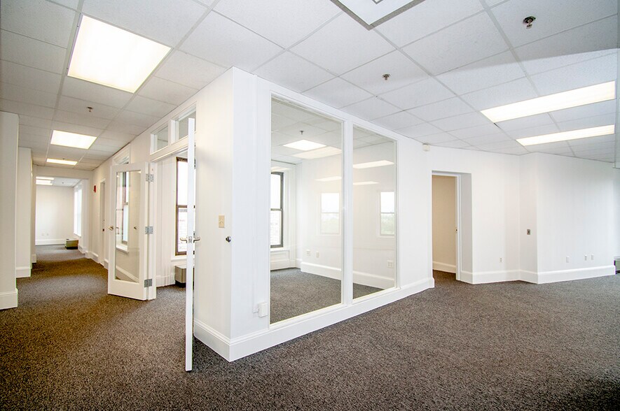 More Photos Of 2 Park Plz, Boston Office For Lease