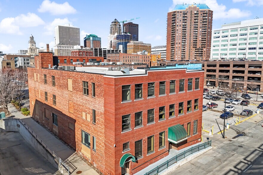 More Photos Of 120 2nd Ave, Des Moines Office For Sale