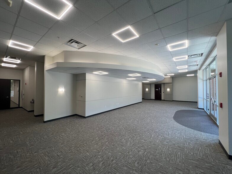 More Photos Of 1431 Centerpoint Blvd, Knoxville Office For Lease