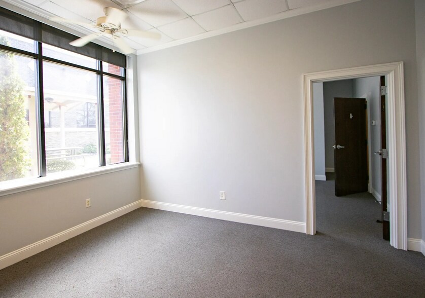 More Photos Of 943-945 E Main St, Lexington Office For Lease