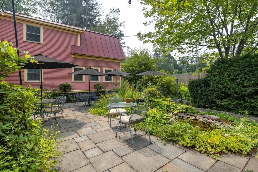 More Photos Of 41 Pleasant St, Woodstock Hospitality For Sale