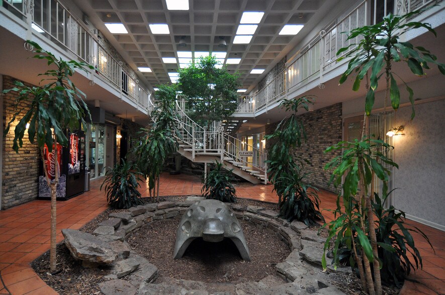 More Photos Of 10611 Garland Rd, Dallas Medical For Lease