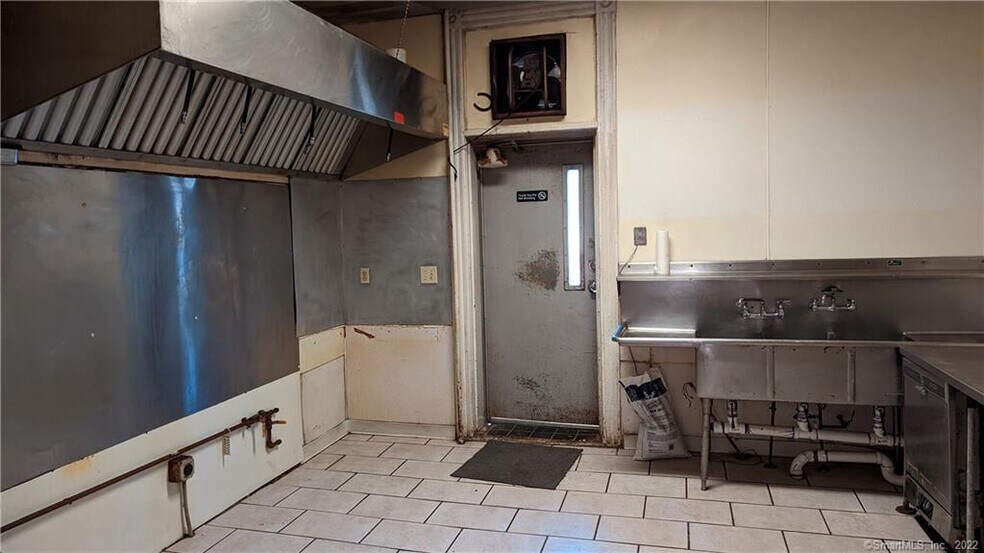 More Photos Of 50 Rappallo Ave, Middletown Storefront Retail Residential For Lease