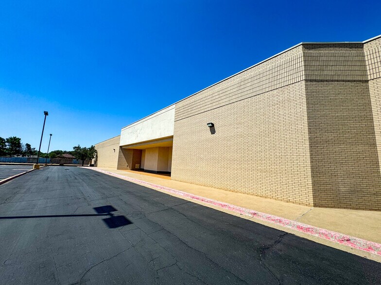 More Photos Of 3001 W Loop 250 N, Midland Freestanding For Lease