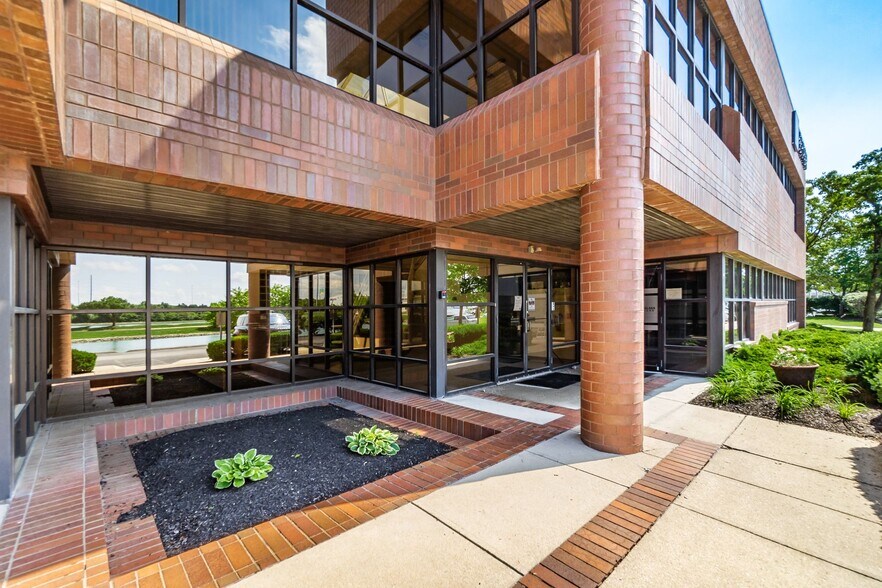 More Photos Of 600 Lakeview Plaza Blvd, Worthington Office For Lease