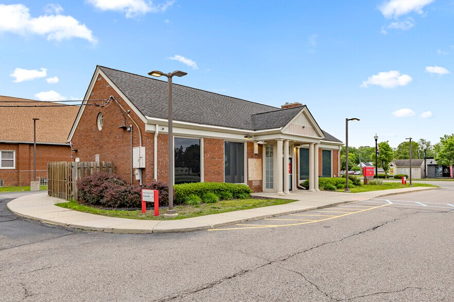 More Photos Of 23700 Goddard Rd, Taylor Bank For Lease
