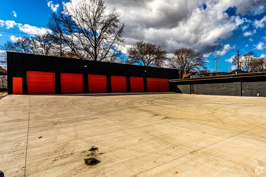 More Photos Of 5914 Troost Ave, Kansas City Flex For Lease