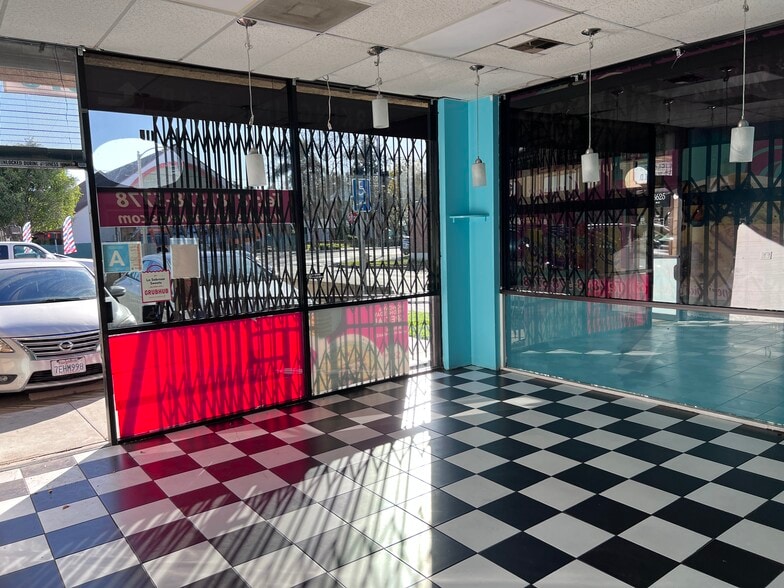 More Photos Of 18625 Sherman Way, Reseda Office For Lease