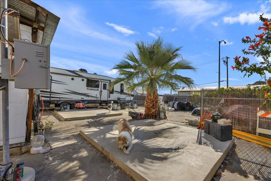 More Photos Of 100 1st St, Coalinga Radio TVTransmission Facilities For Sale