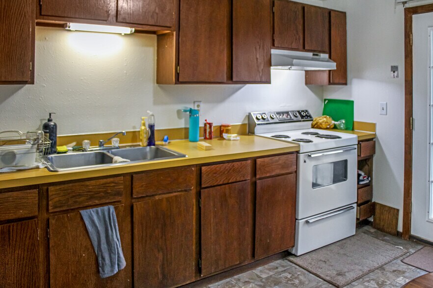 More Photos Of 932 Oilfield Ave, Shelby Multifamily For Sale