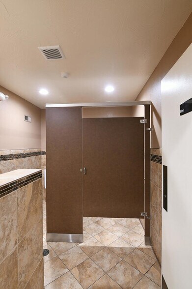 More Photos Of 239 Main St, Shelby Bar For Sale