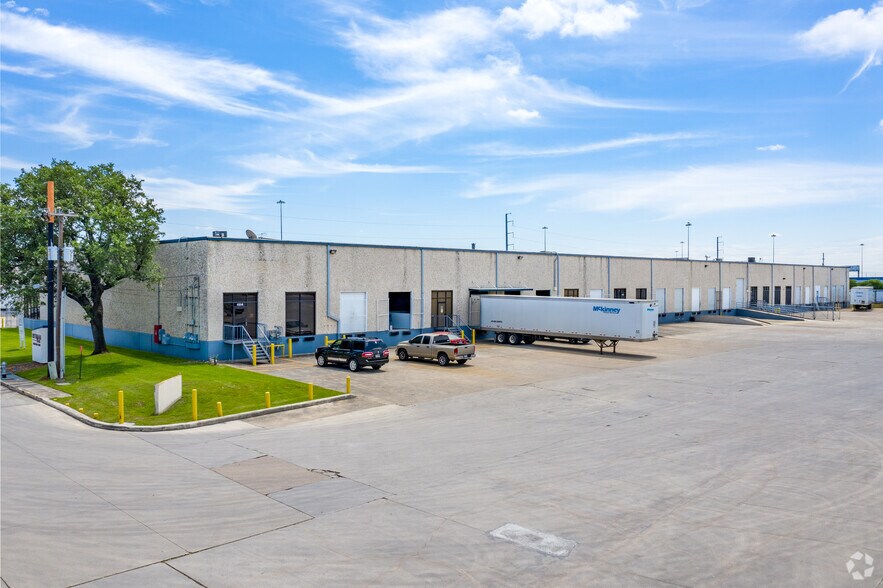 More Photos Of 4400-4448 Tejasco, San Antonio Manufacturing For Lease