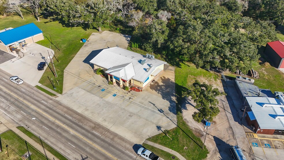More Photos Of 918 W Plantation Dr, Clute Restaurant For Sale