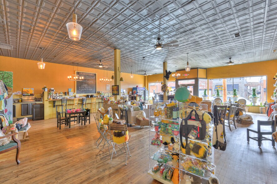 More Photos Of 108 W Walnut St, Smithville Restaurant For Sale