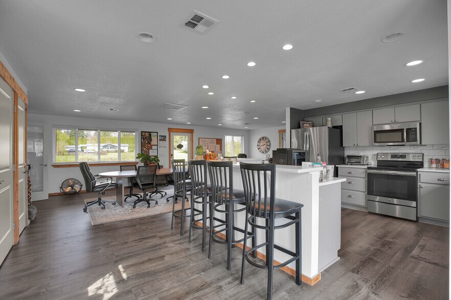 More Photos Of 406 NE 184th St, Ridgefield Office Residential For Lease
