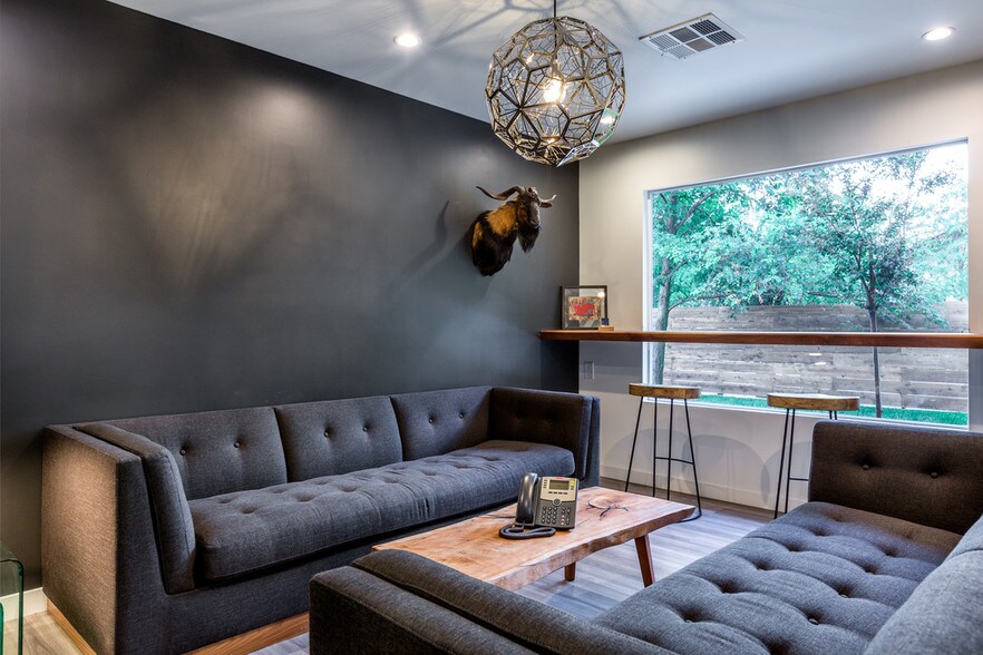 More Photos Of 303 S Robinson St, Tehachapi Office For Lease