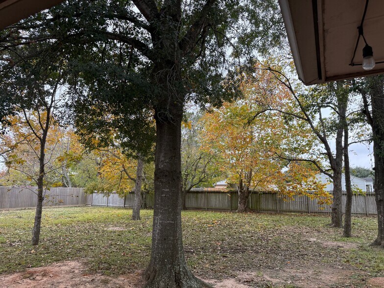 More Photos Of 1933 East Ave, Katy Office For Lease