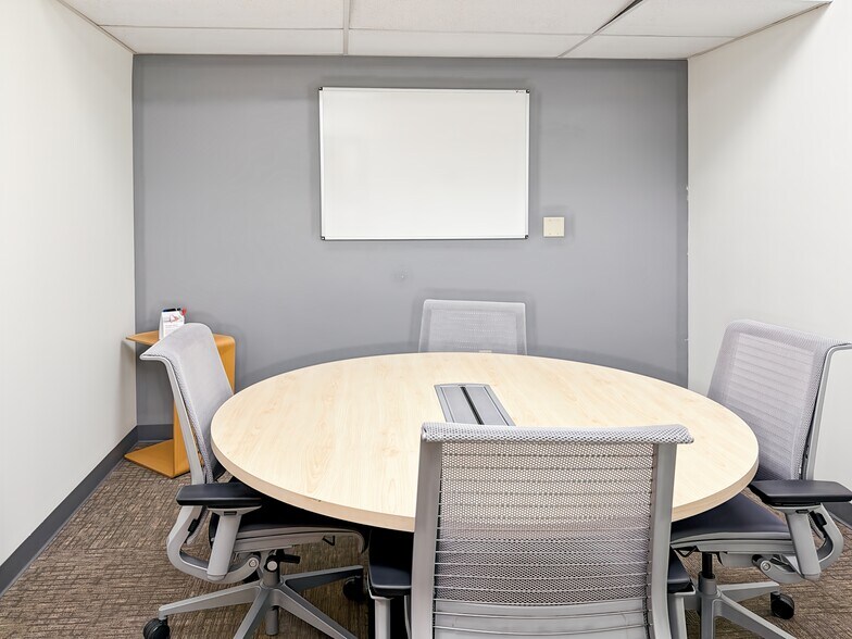 More Photos Of 922 State St, Bowling Green Coworking Space