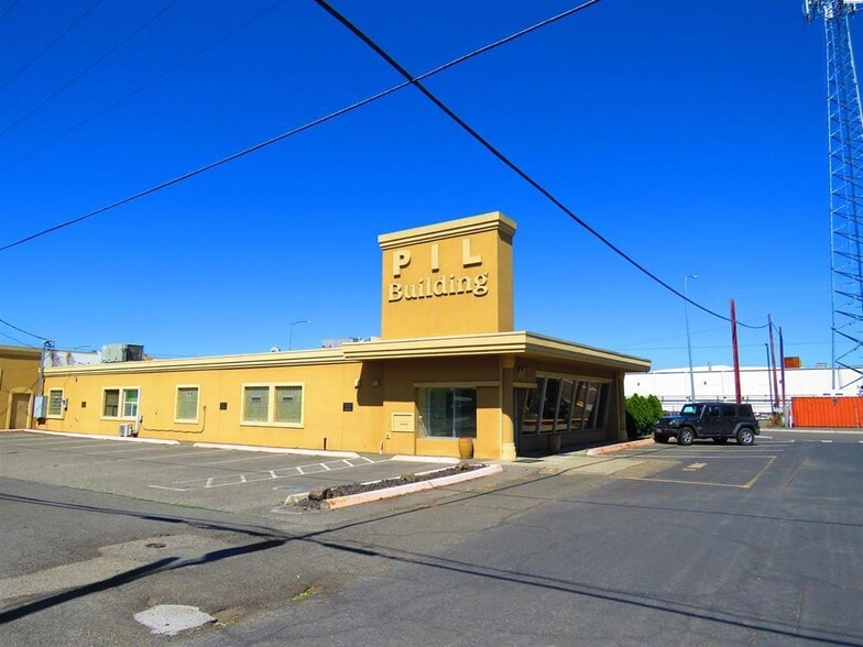 Primary Photo Of 607 5th St, Prosser General Retail For Sale