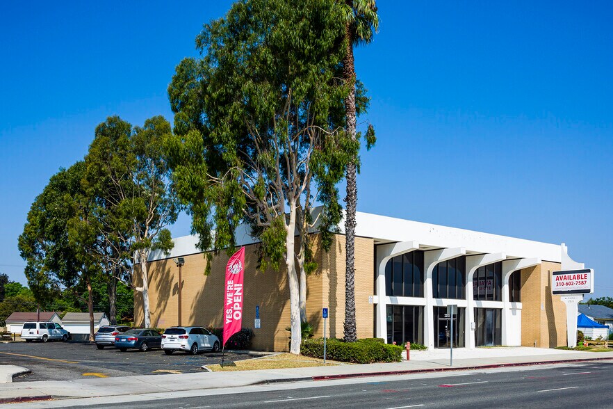 More Photos Of 2211 N Bellflower Blvd, Long Beach Freestanding For Lease