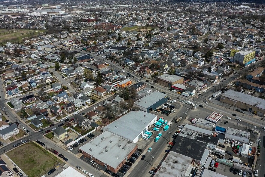 More Photos Of 444 Bayview Ave, Inwood Warehouse For Sale