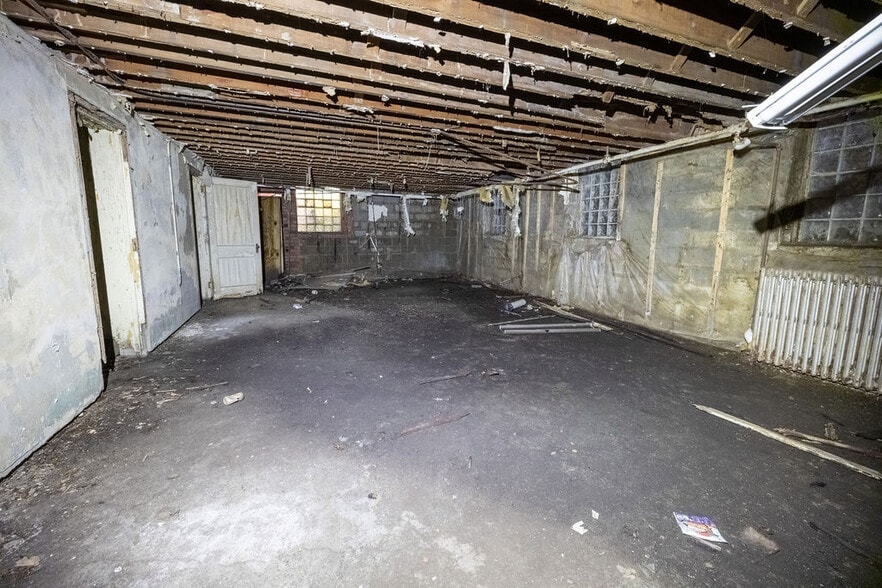 More Photos Of 15212 Lake Shore Blvd, Cleveland Flex For Sale