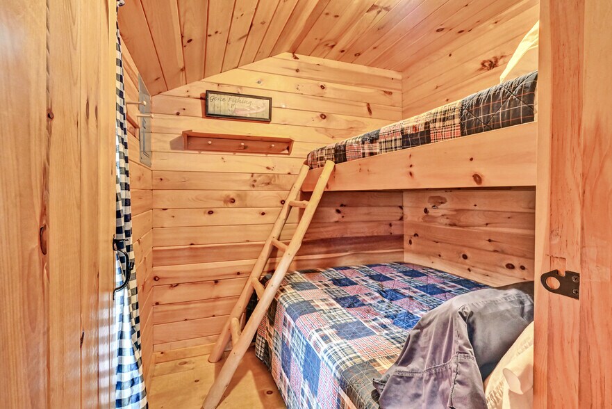 More Photos Of 15 Lower Wilson Pond Rd, Greenville Specialty For Sale