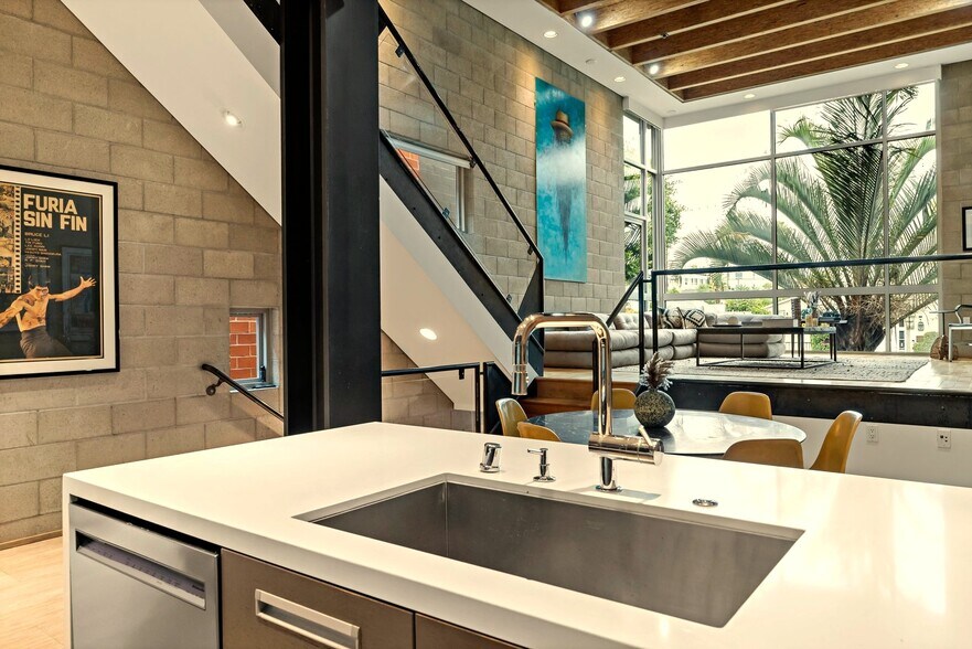More Photos Of 631 N Larchmont Blvd, Los Angeles Office Residential For Sale
