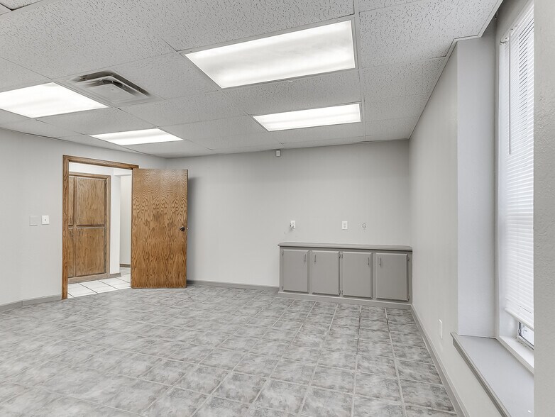 More Photos Of 901 N Virginia Ave, Oklahoma City Manufacturing For Lease