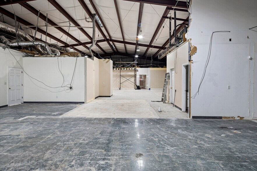 More Photos Of 1504 S Frazier St, Conroe Light Distribution For Lease