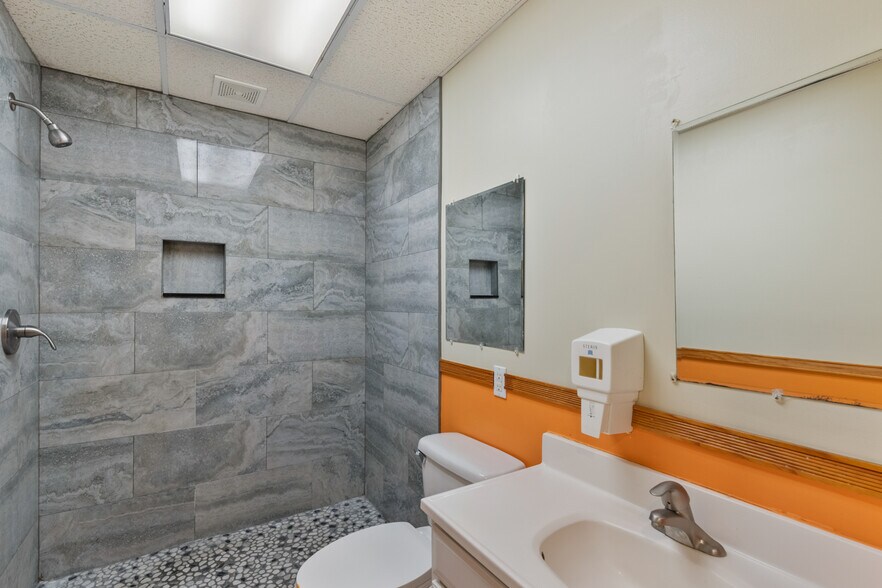 More Photos Of 2319 Vinton St, Omaha Office Residential For Sale