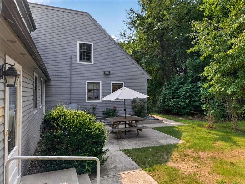 More Photos Of 147 Westbrook Rd, Essex Office For Sale