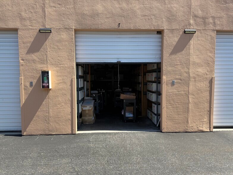 More Photos Of 922 W Evelyn Ave, Sunnyvale Self Storage For Sale