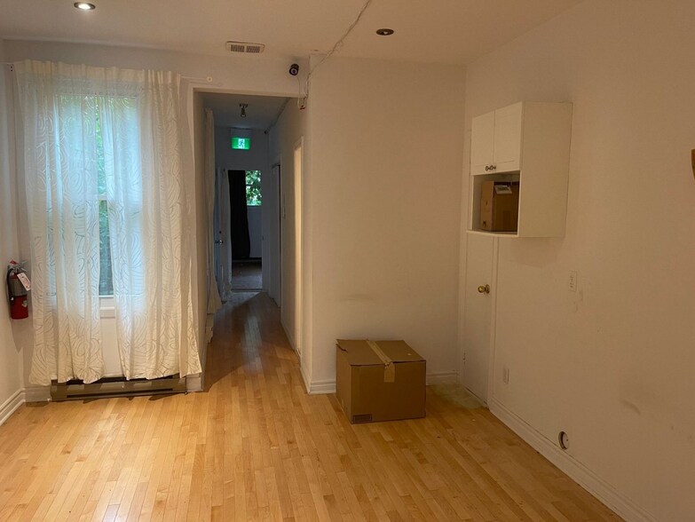 More Photos Of 240-246 Rue Saint-Charles O, Longueuil Storefront Retail Office For Lease