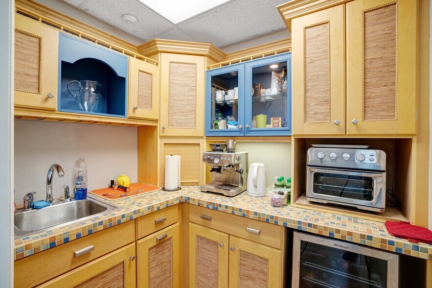 More Photos Of 1882 Porter Lake Dr, Sarasota Light Manufacturing For Sale