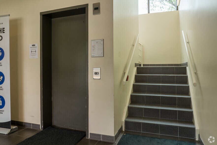 More Photos Of 284 Queen St E, Brampton Office For Lease