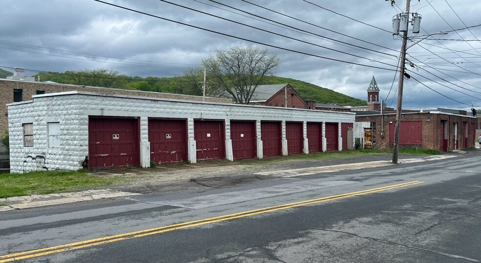 More Photos Of 156 River St, North Adams Flex For Sale