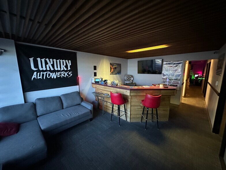 More Photos Of 2101 S Platte River Dr, Denver Warehouse For Lease