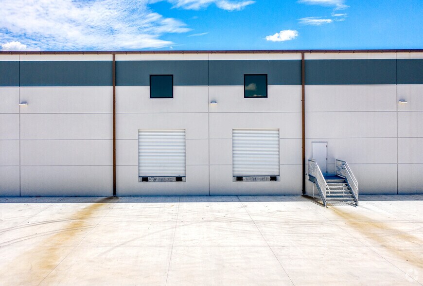 More Photos Of 9940 Currie Davis Dr, Tampa Unknown For Lease