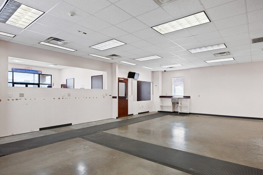 More Photos Of 1495 E 10th St, Jeffersonville Drugstore For Lease