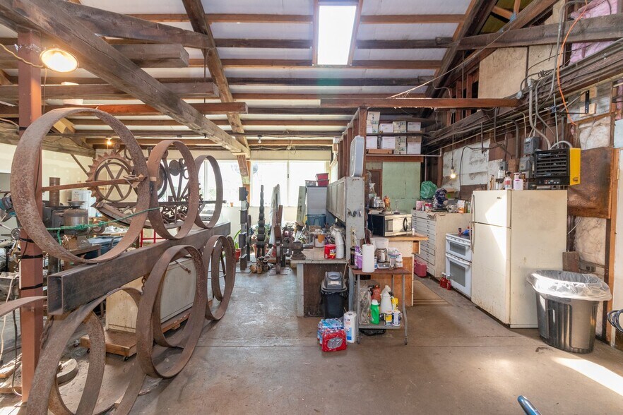 More Photos Of 77231 Highway 101, Gardiner Storefront Retail Residential For Sale