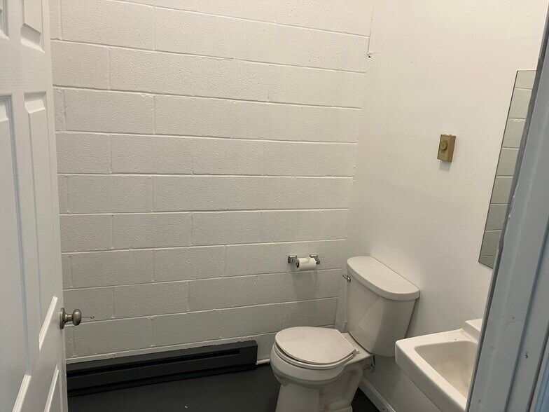 More Photos Of 151 Lee St, Forest City Light Distribution For Lease