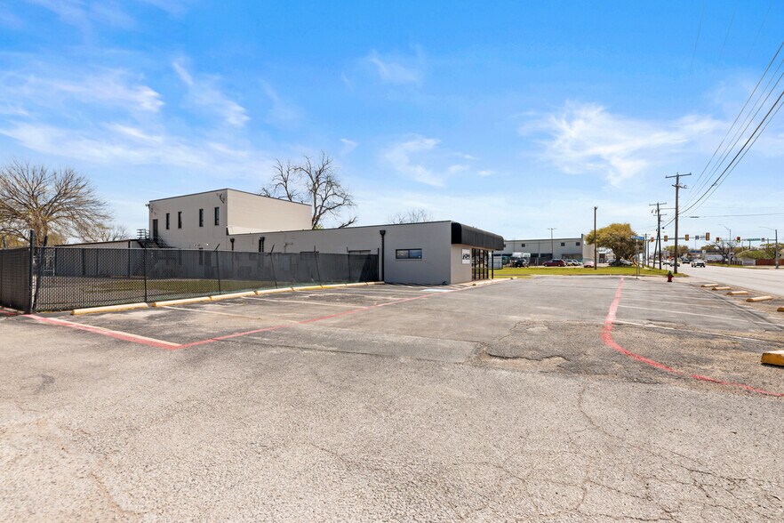 More Photos Of 3330 N Beach St, Haltom City Showroom For Sale