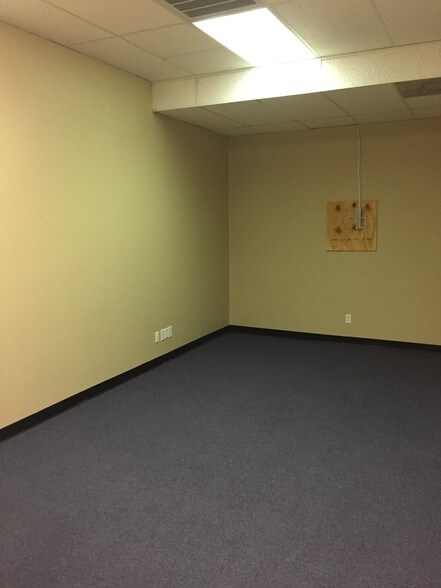 More Photos Of 337 Oaks Trl, Garland Office For Lease